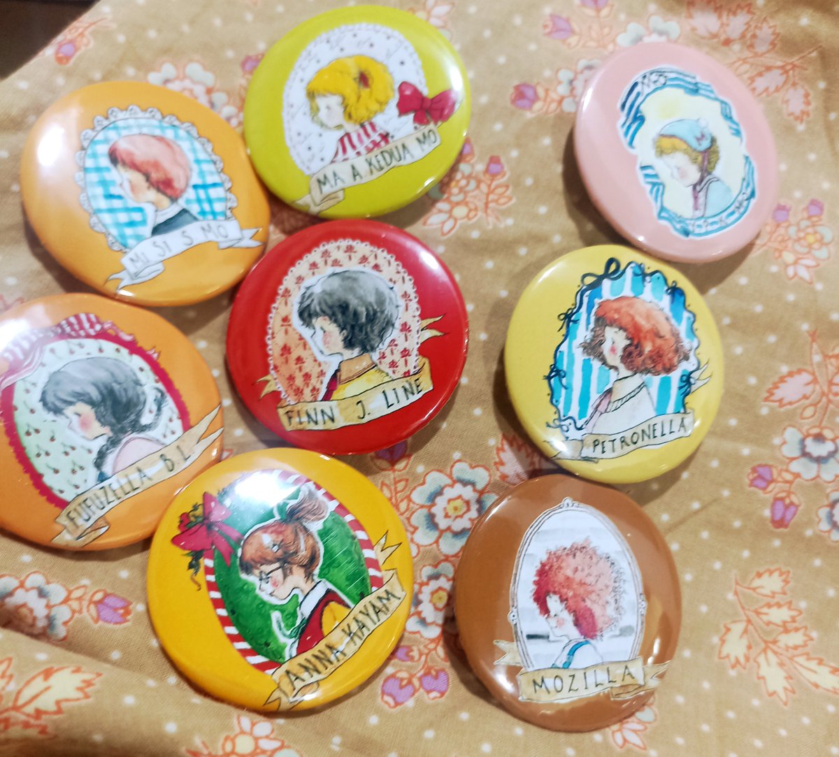 monamiCROISSANT's tweet photo. acrylic pins kept on coming short so switched it and the button pins are cute!! will put them up for december merch aight 🐧👍🏻 https://t.co/DkbOTE3bVb