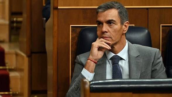 Doct_Tricornio's tweet photo. 🔴 Vosotros sois muy jóvenes, pero hace un tiempo el psicópata narcisista que tenemos en España de presidente se tomó en abril de 2024 cinco días de “reflexión”, para volver después a decir que no se mueve del sillón ni con agua hirviendo
Hoy, la historia se repite, pero sólo va a necesitar el fin de semana para la nueva vacilada 
RETUITEA si también piensas que este demente no se va NI DE COÑA