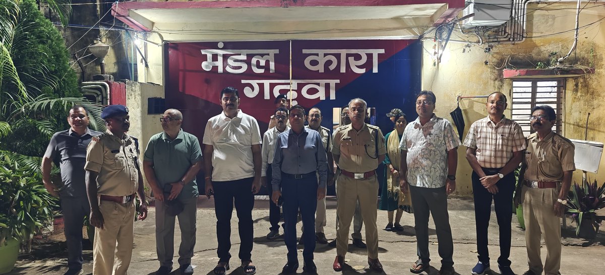 dc_garhwa's tweet photo. कल देर रात्रि पुलिस अधीक्षक आशुतोष शेखर के साथ गढ़वा मंडल कारा में औचक छापेमारी की गई। सघन तलाशी के दौरान कोई भी प्रतिबंधित सामग्री नहीं मिली। जेल की सुरक्षा व्यवस्था सामान्य एवं संतोषजनक पाई गई।
@JharkhandCMO 
@prdjharkhand https://t.co/jjDnvXIiSB