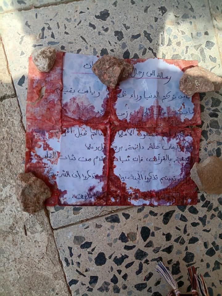 KhalidKhaleal's tweet photo. رسالة وجدوها اليوم في جيب أحد الشهداء فيما نحسبه والله حسيبه في جبهة المحاولة بالصبيحة.
يا مـن تركتم الدنيا وراء ظهوركم ويا من بقيتم قابضين على الجمر في زمن التراجع وثبتم في وجه الشدائد حتى آخر لحظاتكم. اذكروا انكم تمثلون الإسلام بأفعالكم قبل اقوالكم فكونوا على صلة دائمة بربكم جل وعلا وأكثرو من ذكره واستعينوا به. وثبات القدم من ثبات القلب فإذا تعبتم فتذكروا الجنة وإذا اشتدت عليكم المحن فتذكروا أن الله لا يضيع أجر الصابرين. وتذكروا أن النصر مع الصبر وأن الفرج مع الكرب وأن مع العسر يسراً.