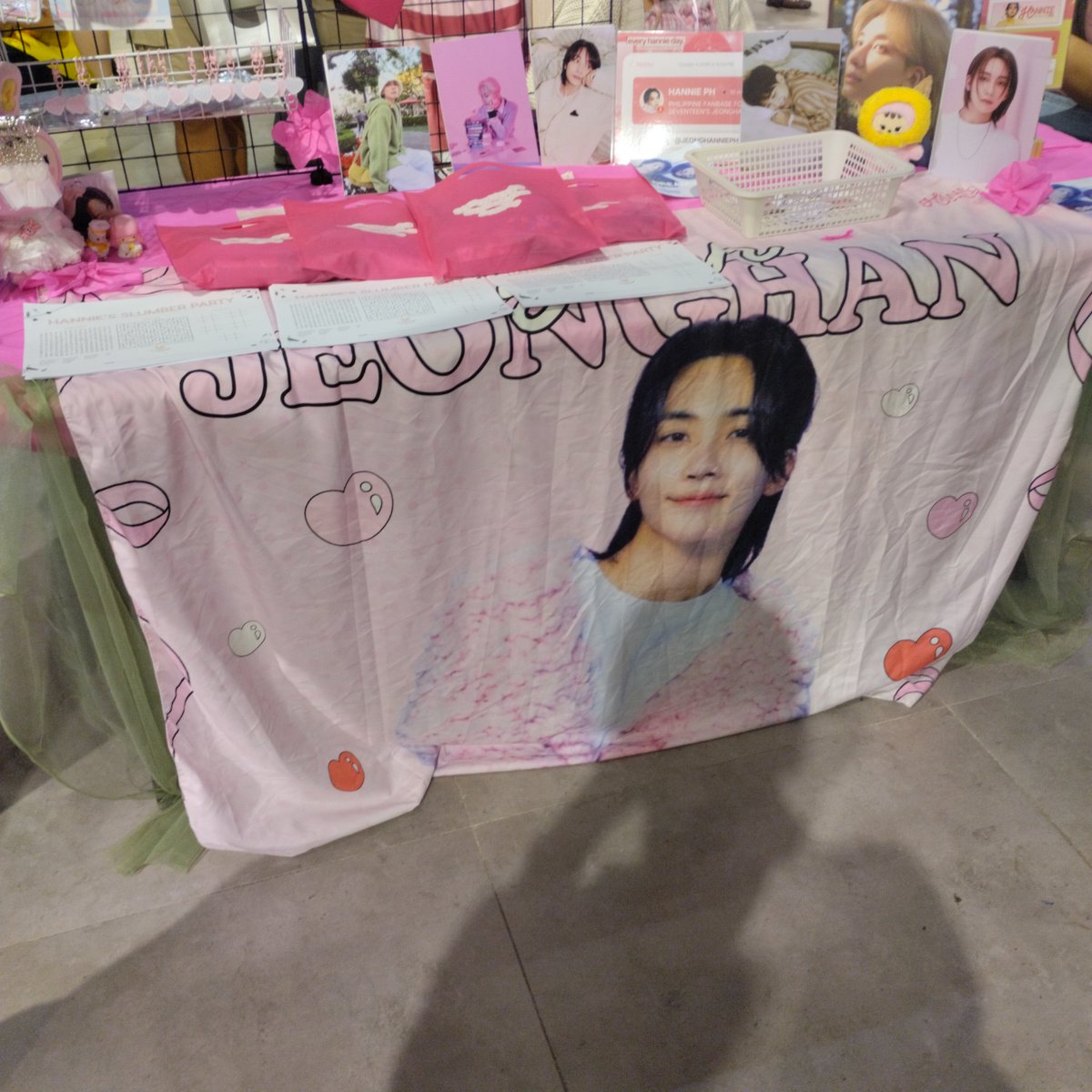 SongEunSarang's tweet photo. Khit saglit lang kme sa Met live knina nabudol pa din kme 😂 thank you so much @BeadsThreads anw natatawa pa din ako kase ntandaan ako ng admin sorry medyo lutang me anw congrats for successful event @jeonghannieph 
And its nice to finally meet jas @koowonwrites #EveryHannieDay https://t.co/R1vKQZ5ZVY