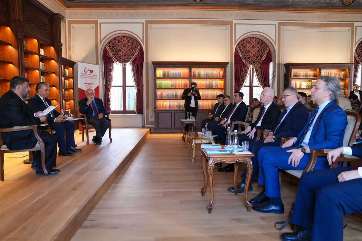 TC_istanbul's tweet photo. Fethi Gemuhluoğlu’nun Mirası İstanbul’da Anıldı 📚

YTB Yayınları tarafından yayımlanan “Bilge Bir Kişi, Evrensel Bir Bakış: Fethi Gemuhluoğlu” kitabının tanıtım programı;

Valimiz Davut Gül, Kültür ve Turizm Bakan Yardımcımız Dr. Coşkun Yılmaz, Yurtdışı Türkler ve Akraba Topluluklar (YTB) Başkanı Abdulhadi Turus, İl Kültür ve Turizm Müdürü Hüseyin Keskin, Türkiye Uluslararası İslam, Bilim ve Teknoloji Üniversitesi Genel Sekreteri Prof.Dr. Salih Keskin ve protokol mensuplarının katılımıyla gerçekleştirildi.

Dostluk, merhamet, hizmet ve evrensel bakış üzerine düşünceleriyle nesillere yol gösteren Fethi Gemuhluoğlu’nun hayatı, fikirleri ve bıraktığı miras, düzenlenen panelde ele alındı.

Panelde;

🎙️ Mahmut Bıyıklı – Türkiye Yazarlar Birliği İstanbul Şube Başkanı
🎙️ Prof. Dr. Nurullah Koltaş – Akademisyen, Çevirmen
🎙️ Prof. Dr. Nabi Avcı – Önceki Dönem Kültür ve Turizm Bakanı ve Millî Eğitim Bakanı

Gemuhluoğlu’nun düşünce dünyası, insan ve kültür anlayışı ile gelecek nesillere bıraktığı miras üzerine değerlendirmelerde bulunuldu.

@gul_davut

📍 Türkiye Uluslararası İslam Bilim ve Teknoloji Üniversitesi