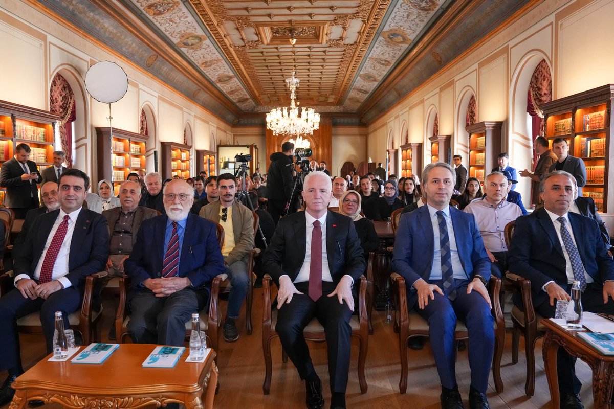 TC_istanbul's tweet photo. Fethi Gemuhluoğlu’nun Mirası İstanbul’da Anıldı 📚

YTB Yayınları tarafından yayımlanan “Bilge Bir Kişi, Evrensel Bir Bakış: Fethi Gemuhluoğlu” kitabının tanıtım programı;

Valimiz Davut Gül, Kültür ve Turizm Bakan Yardımcımız Dr. Coşkun Yılmaz, Yurtdışı Türkler ve Akraba Topluluklar (YTB) Başkanı Abdulhadi Turus, İl Kültür ve Turizm Müdürü Hüseyin Keskin, Türkiye Uluslararası İslam, Bilim ve Teknoloji Üniversitesi Genel Sekreteri Prof.Dr. Salih Keskin ve protokol mensuplarının katılımıyla gerçekleştirildi.

Dostluk, merhamet, hizmet ve evrensel bakış üzerine düşünceleriyle nesillere yol gösteren Fethi Gemuhluoğlu’nun hayatı, fikirleri ve bıraktığı miras, düzenlenen panelde ele alındı.

Panelde;

🎙️ Mahmut Bıyıklı – Türkiye Yazarlar Birliği İstanbul Şube Başkanı
🎙️ Prof. Dr. Nurullah Koltaş – Akademisyen, Çevirmen
🎙️ Prof. Dr. Nabi Avcı – Önceki Dönem Kültür ve Turizm Bakanı ve Millî Eğitim Bakanı

Gemuhluoğlu’nun düşünce dünyası, insan ve kültür anlayışı ile gelecek nesillere bıraktığı miras üzerine değerlendirmelerde bulunuldu.

@gul_davut

📍 Türkiye Uluslararası İslam Bilim ve Teknoloji Üniversitesi