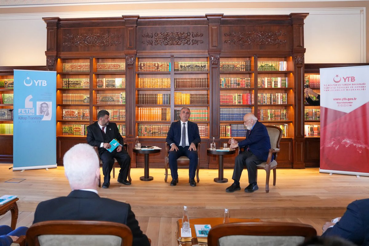 TC_istanbul's tweet photo. Fethi Gemuhluoğlu’nun Mirası İstanbul’da Anıldı 📚

YTB Yayınları tarafından yayımlanan “Bilge Bir Kişi, Evrensel Bir Bakış: Fethi Gemuhluoğlu” kitabının tanıtım programı;

Valimiz Davut Gül, Kültür ve Turizm Bakan Yardımcımız Dr. Coşkun Yılmaz, Yurtdışı Türkler ve Akraba Topluluklar (YTB) Başkanı Abdulhadi Turus, İl Kültür ve Turizm Müdürü Hüseyin Keskin, Türkiye Uluslararası İslam, Bilim ve Teknoloji Üniversitesi Genel Sekreteri Prof.Dr. Salih Keskin ve protokol mensuplarının katılımıyla gerçekleştirildi.

Dostluk, merhamet, hizmet ve evrensel bakış üzerine düşünceleriyle nesillere yol gösteren Fethi Gemuhluoğlu’nun hayatı, fikirleri ve bıraktığı miras, düzenlenen panelde ele alındı.

Panelde;

🎙️ Mahmut Bıyıklı – Türkiye Yazarlar Birliği İstanbul Şube Başkanı
🎙️ Prof. Dr. Nurullah Koltaş – Akademisyen, Çevirmen
🎙️ Prof. Dr. Nabi Avcı – Önceki Dönem Kültür ve Turizm Bakanı ve Millî Eğitim Bakanı

Gemuhluoğlu’nun düşünce dünyası, insan ve kültür anlayışı ile gelecek nesillere bıraktığı miras üzerine değerlendirmelerde bulunuldu.

@gul_davut

📍 Türkiye Uluslararası İslam Bilim ve Teknoloji Üniversitesi