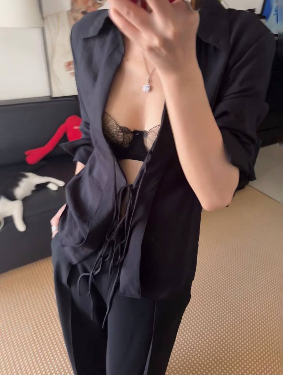 Sister8800's tweet photo. 昨晚我和妹妹交换了。
我和妹夫睡的，妹妹和我老公睡的。
早上四个人一起吃完早餐，让两个老公继续在餐厅喝咖啡，我和妹妹回房间收拾行李退房，顺便换回来。
所以，今天本来应该是我和老公一对，妹妹和妹夫一对。
但是逛街的时候，妹夫却拉着我的手走了一段，不知道是不是被他们发现了😭 https://t.co/2dBHYDE1wy