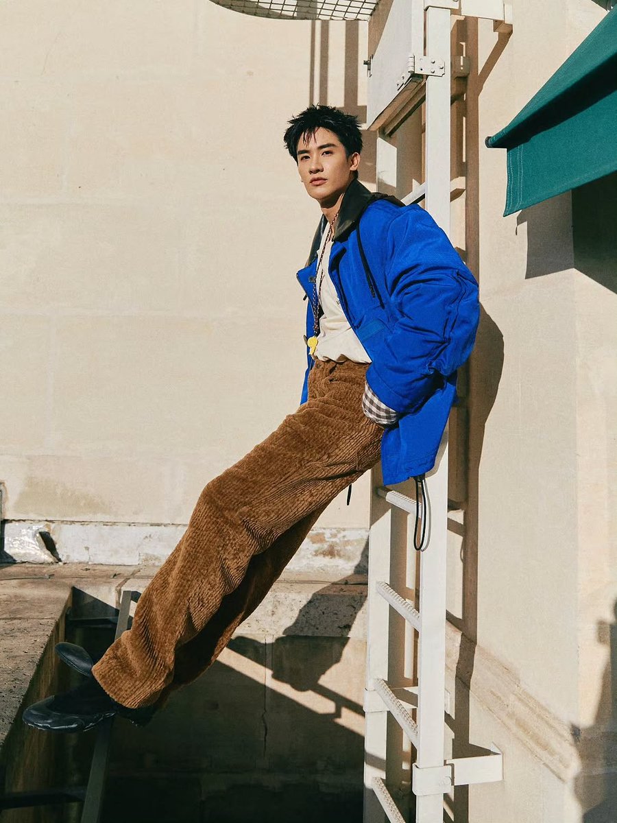 taynewsanph's tweet photo. [TAY IG UPDATE]

"Paris in colourss 🧡💙"

#LOEWExTayTawan
#Tawan_V https://t.co/RDl30ILYEr