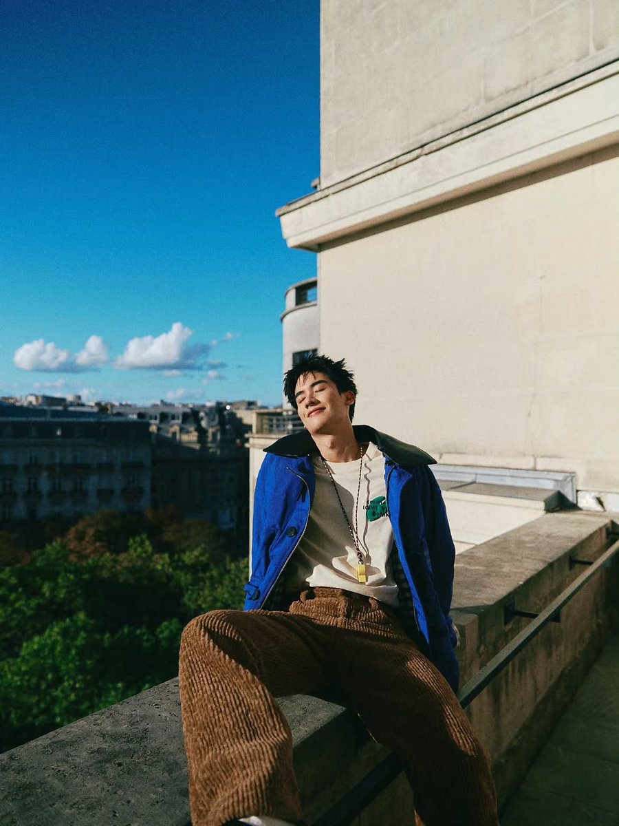 taynewsanph's tweet photo. [TAY IG UPDATE]

"Paris in colourss 🧡💙"

#LOEWExTayTawan
#Tawan_V https://t.co/RDl30ILYEr
