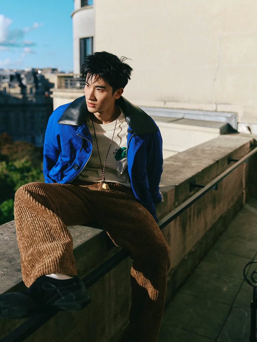 taynewsanph's tweet photo. [TAY IG UPDATE]

"Paris in colourss 🧡💙"

#LOEWExTayTawan
#Tawan_V https://t.co/RDl30ILYEr