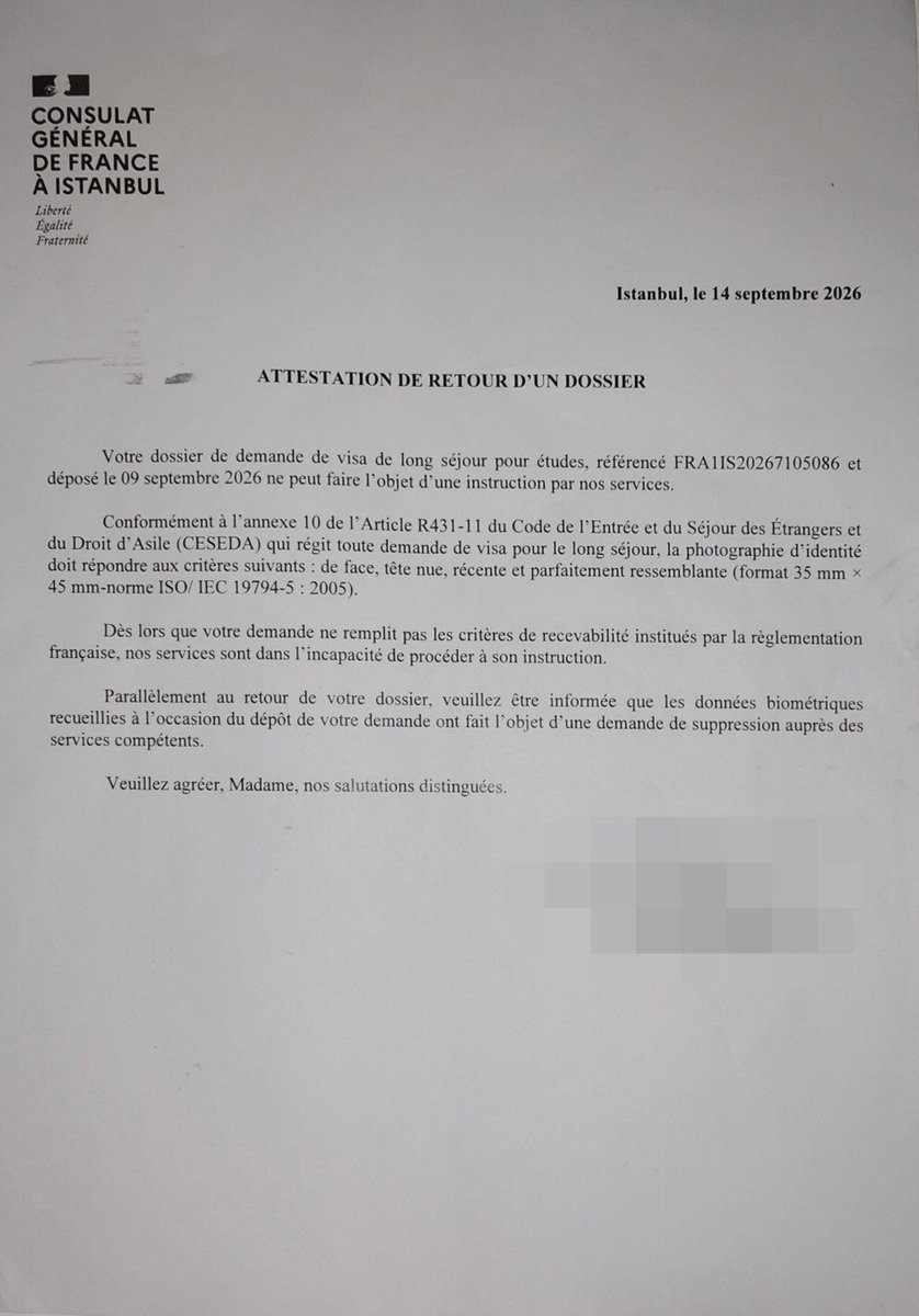 ConflictTR's tweet photo. Galatasaray Üniversitesi’nde Erasmus kapsamında Sorbonne Üniversitesi’ne gitmeye hak kazanan bir öğrenci, Fransa vizesi başvurusunda başörtülü biyometrik fotoğraf vermesi nedeniyle işlemleri kabul edilmedi.

Fransa’nın İstanbul Başkonsolosluğu’nun “başı açık fotoğraf” sebebiyle işlemin kabul görmediğini ve diğer öğrencilerin başörtülü fotoğraf ile başvuru yaptıkları halde kabul edildiğini belirterek ayrımcılık olduğunu savundu.

Merkezde görevli personeller tarafından, erkek çalışanların da bulunduğu alandaki kabinlerde başını açarak fotoğraf çektirilmesi istendi.

Fransız öğrenciler Türkiye’deki değişim programlarına sorunsuz katılırken, Türk öğrencilerin vize süreçlerinde inançları nedeniyle ayrımcı muamele görmesi karşılıklılık ilkesiyle bağdaşmıyor.