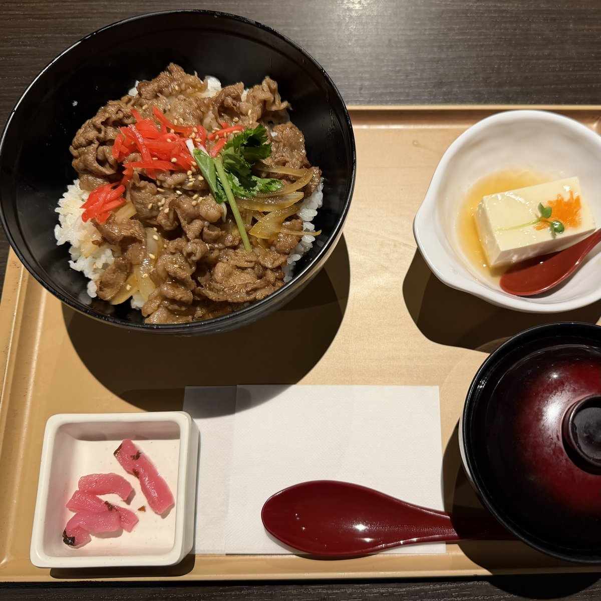 kamiu's tweet photo. 牛丼 in  日帰り温泉 https://t.co/R7VsU8dlsS