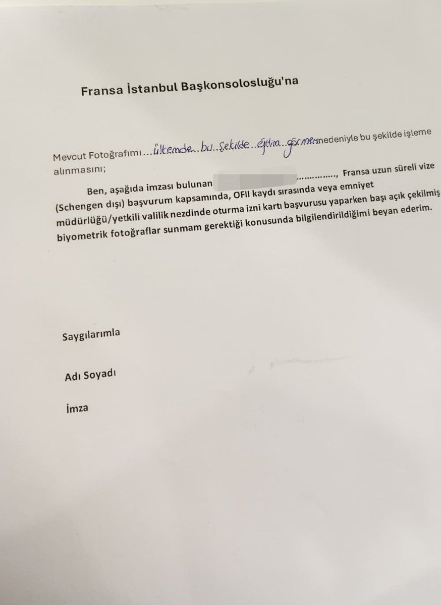 ConflictTR's tweet photo. Galatasaray Üniversitesi’nde Erasmus kapsamında Sorbonne Üniversitesi’ne gitmeye hak kazanan bir öğrenci, Fransa vizesi başvurusunda başörtülü biyometrik fotoğraf vermesi nedeniyle işlemleri kabul edilmedi.

Fransa’nın İstanbul Başkonsolosluğu’nun “başı açık fotoğraf” sebebiyle işlemin kabul görmediğini ve diğer öğrencilerin başörtülü fotoğraf ile başvuru yaptıkları halde kabul edildiğini belirterek ayrımcılık olduğunu savundu.

Merkezde görevli personeller tarafından, erkek çalışanların da bulunduğu alandaki kabinlerde başını açarak fotoğraf çektirilmesi istendi.

Fransız öğrenciler Türkiye’deki değişim programlarına sorunsuz katılırken, Türk öğrencilerin vize süreçlerinde inançları nedeniyle ayrımcı muamele görmesi karşılıklılık ilkesiyle bağdaşmıyor.