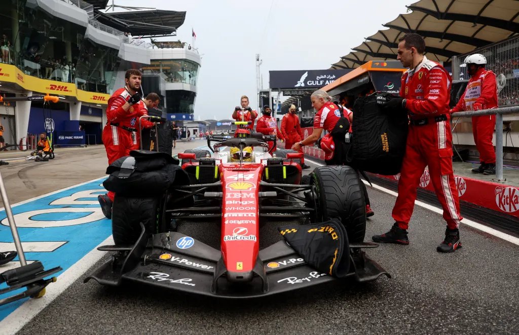 LambeResing's tweet photo. FIA angkat suara dan menyebut penyebab mobil-mobil F1 mengalami "bug" saat terkena hujan deras di awal #BahrainGP di Sirkuit Sepang, Malaysia.

Nikolas Tombazis, FIA Single-Seater Director, menyebut mobil F1 2026 tidak pernah menjalani tes jalan kompetitif dalam kondisi basah sebelumnya. 

Akibatnya, sistem PU yang baru diperkenalkan untuk musim 2026 tidak teruji menghadapi kondisi ketika mobil berjalan sangat lambat di lintasan basah.

Akhirnya, harus dilakukan software update di semua mobilnya sebelum balapan bisa kembali dimulai, menyebabkan delay restart balapannya.

Tim FIA, menurut Tombazis, membuat software update secara mendadak dalam waktu 20 menit.

"Kami sadar bagi penonton yang menunggu balapan, mungkin rasanya seperti lima jam, dan kami meminta maaf untuk itu. Namun, menurut saya responsnya cukup cepat mengingat masalah yang terjadi," tutupnya.

Bayangin mobil pinnacle of motorsport gak bisa balapan di bawah hujan.