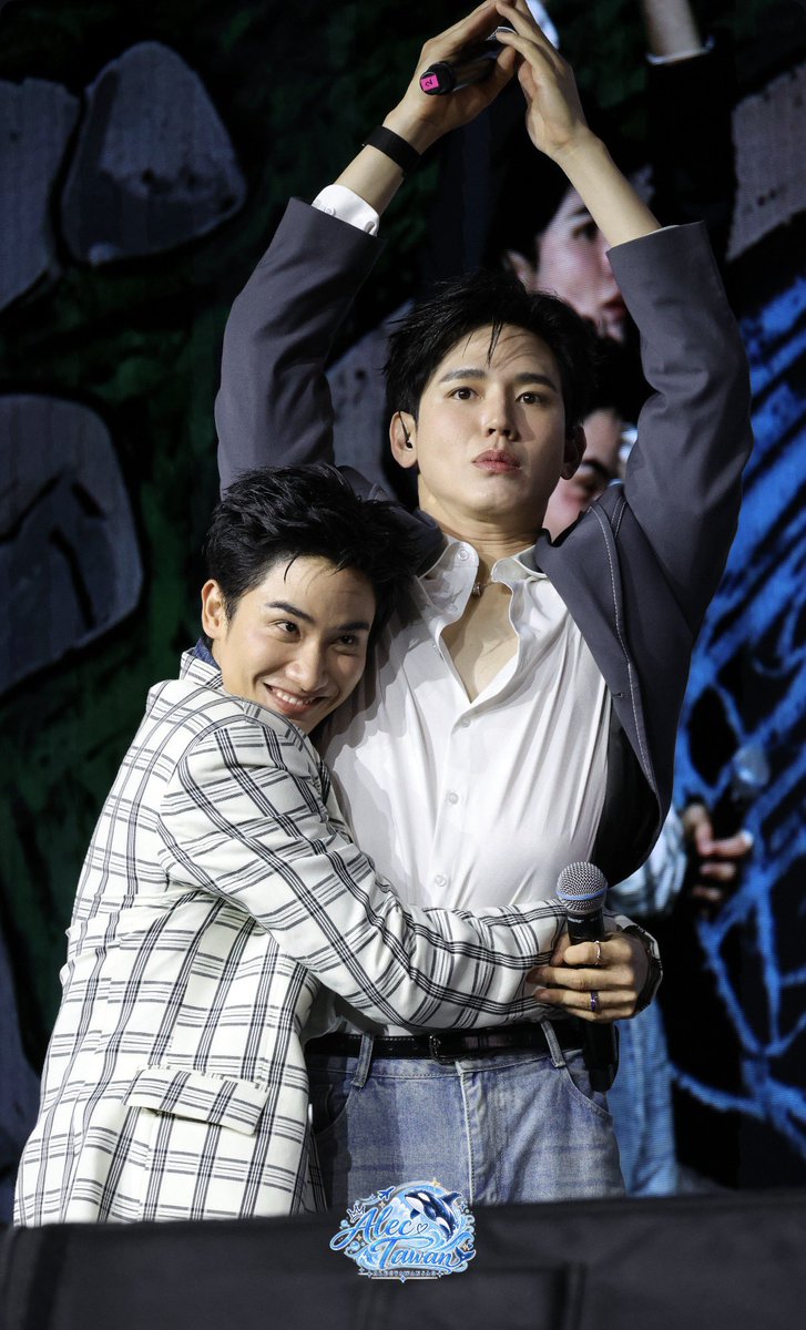 AlecJao's tweet photo. 公費戀愛！！
PAPA AND PHORPHOR DATE IN THE FM!
@Tawan_V #Newwiee #TayNewFamilyTripinTaipei #Polca https://t.co/BGUANxpl4I