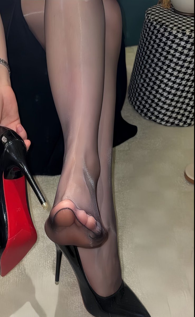 TenderDrakgu6's tweet photo. 废物贱狗对这妈妈的脚发情了？爬过来给妈妈的脚趾缝舔干净！！ https://t.co/rLgZkJX6Dt