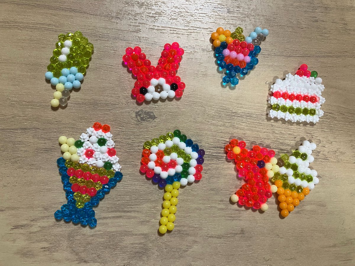 anzan_haruko's tweet photo. インフル明け長女5歳とアクアビーズ。次女2歳の妨害テロが入りながらも、不屈の精神でちまちま並べていく…
完成品を並べて親がうっとり♡ https://t.co/mijghNoaxM