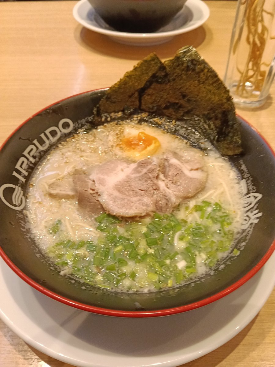 HIROKAZUmis's tweet photo. 今日の締め
タイの反省会
#一風堂 https://t.co/7mzd1F9IGV
