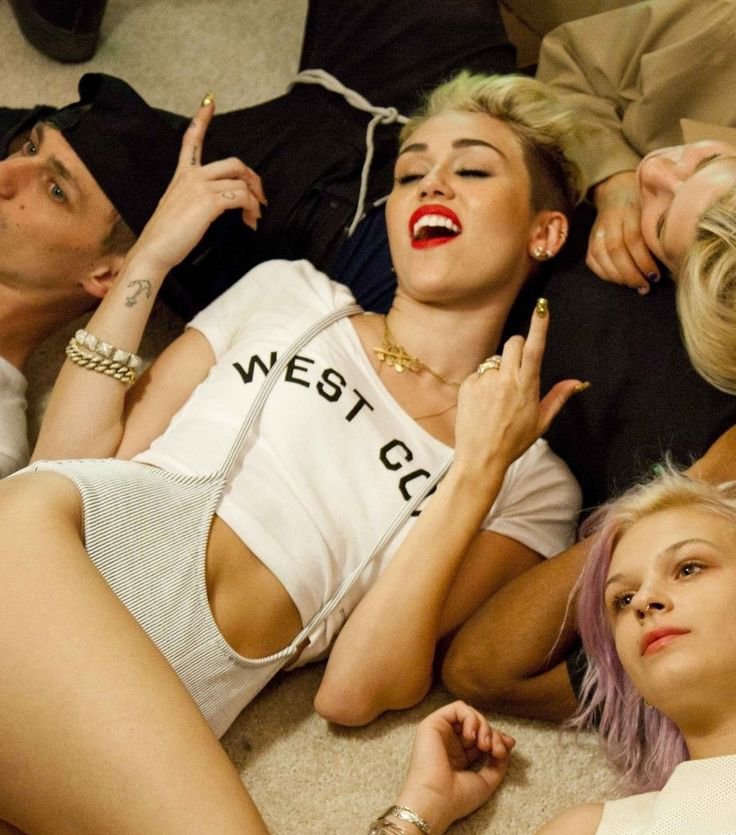 handstand_mp3's tweet photo. sanki bir halkın tüm özgürlük umutları✊🏻
#bangerz #13year https://t.co/MfrMEaXGyv