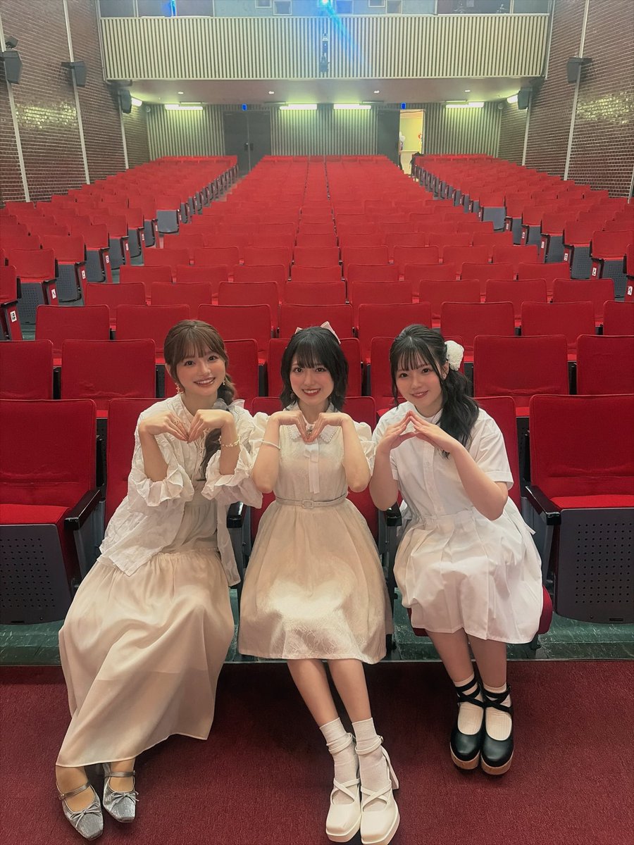 moemoe_K_'s tweet photo. #もえむぎあーや 一周年㊗️🎉
色んな人に支えられて、あっという間に番組開始から一年…！！
リスナーのみんなとこの日を迎えられてとっても嬉しかったです☺️
みんなの熱い声に思わず涙が溢れそうになったり…
しあわせはっぴーな時間をありがとう✨
三姉妹とリスナーたちの時間が2100年まで続きますように💭
これからもよろしくお願いします！
