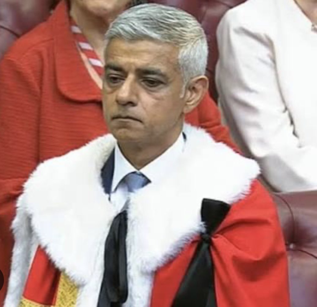WendtheWalker's tweet photo. These pictures make my blood boil - the most 2 undeserving horrible men having riches &amp; titles bestowed upon them for being failures! 😤

Personally I think they should be stripped of every title &amp; gold plated pension they’re getting don’t you agree?! 😤😡 https://t.co/XaILprU98Z