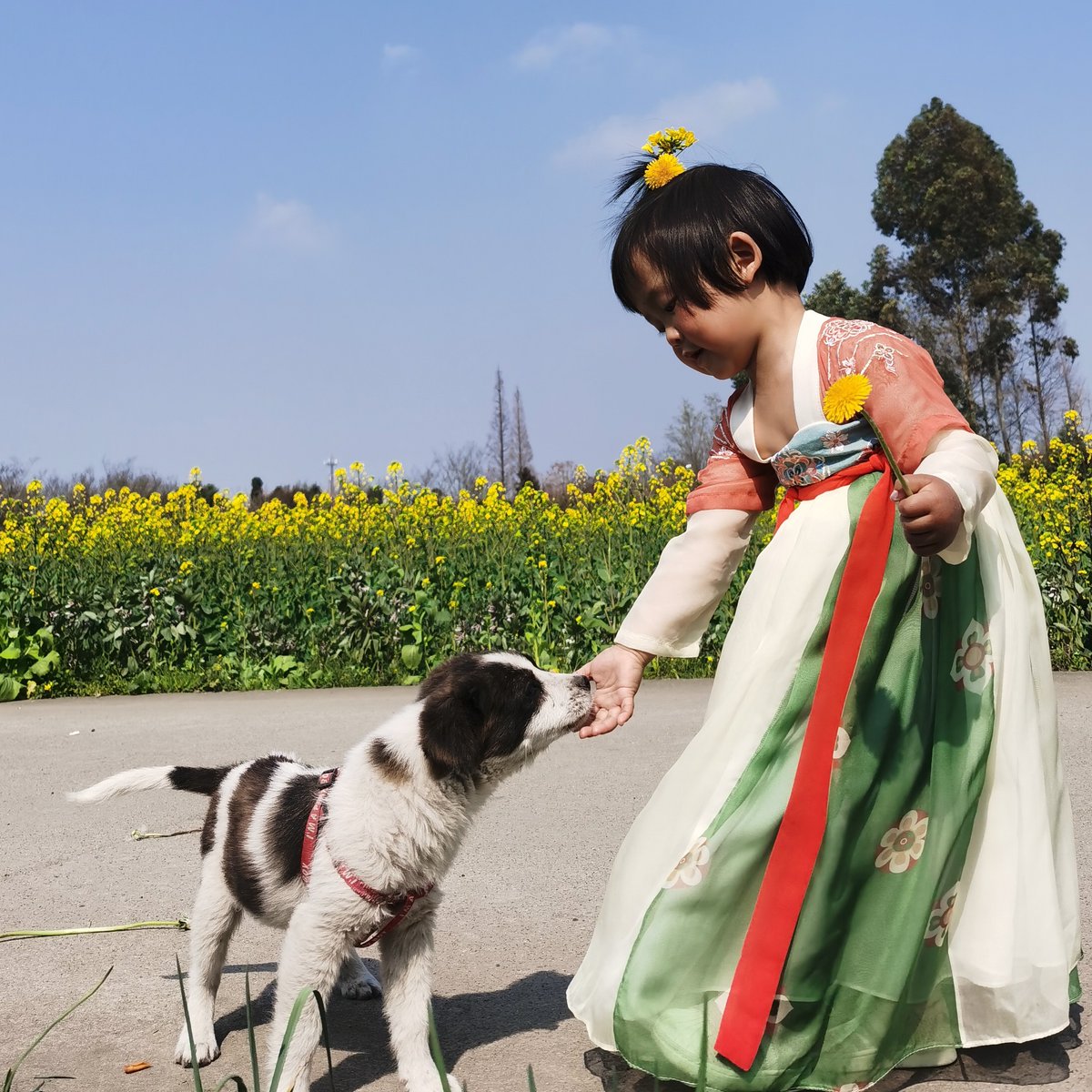 NurilmiAMa's tweet photo. Look at this! The ancient guqiang area (a special land) has cute little kids showing their shiny front teeth—so warm!， https://t.co/UMTFBtNhxI