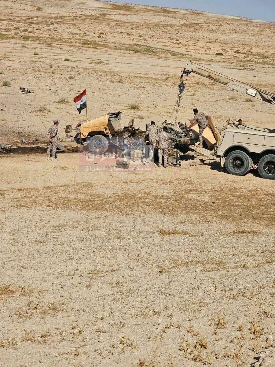 Nmotiwluu's tweet photo. 🛑 #Irak Güvenlik güçleri, Ninova Valiliği'ne bağlı Rayuh Çölü'nde bir EYP patlaması sonucu hasar gören askeri araçları kaldırıyor. https://t.co/HxBSKjtXvX