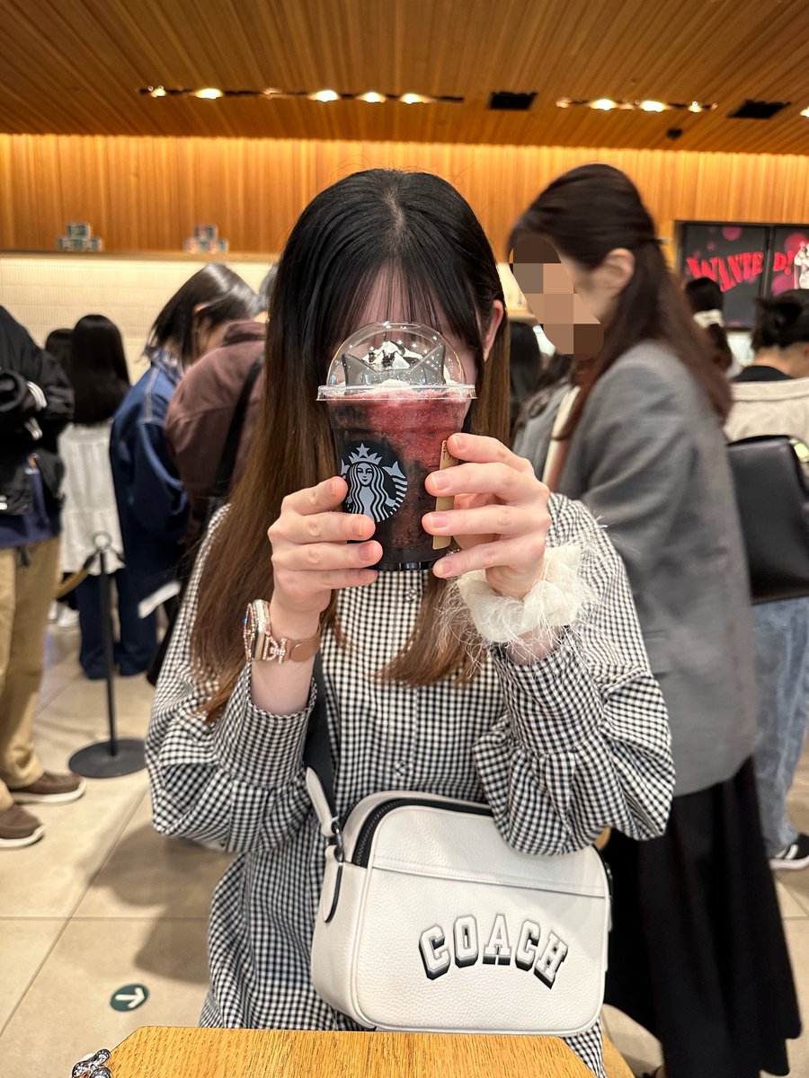 mourir_'s tweet photo. 自分の顔がコンプレックスだからカメラロール見返してもお顔隠している写真しかない、もっと可愛かったら人生楽しいだろうなって信じてる https://t.co/ABLpCOK8XN