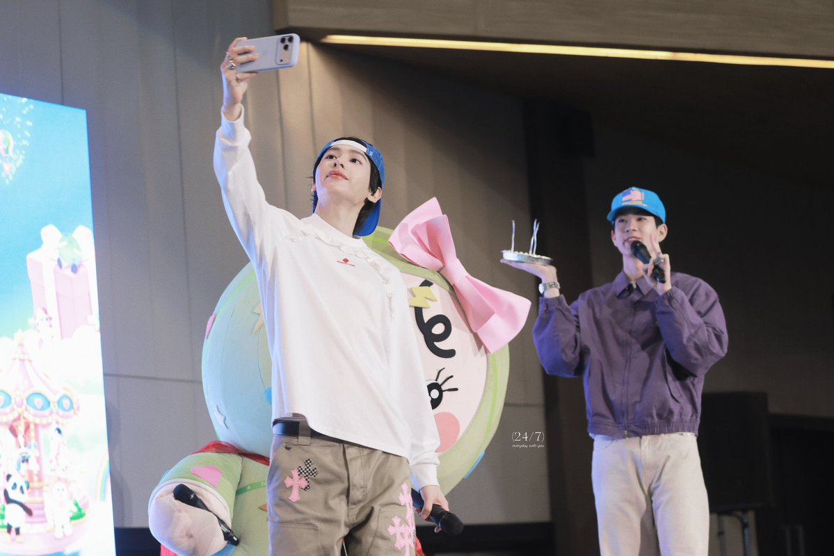 247withuuuu's tweet photo. 04/10/26

Another year celebrating a birthday together — so happy, so touched. Hope we get a BABII FAM CON soon🥹

OFFGUNBABII HAPPY FAMILY
#GMMTVFANIVAL2026HappyFamilyxOG
#ออฟกัน #OffGun
@off_tumcial @AtthaphanP @BabiiGmmtv https://t.co/gS2MMVCNaZ