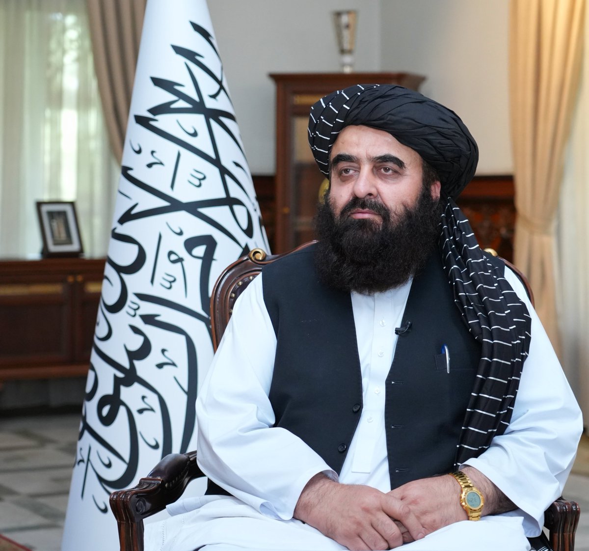 HafizZiaAhmad's tweet photo. نن د ا.ا.ا د بهرنیو چارو وزیر مولوي امیر خان متقي د مسکو فارمټ په اتمې غونډې کې شرکت لپاره د روسیې فدراسیون پلازمینې، مسکو ته روان شو. 
په دغه سفر کې به د هیواد د بهرنیو چارو وزیر له خپل روسي سیال سرګئي لاوروف او نورو لوړرتبه مسؤلینو سره هم دوه اړخیز مجالس ولري. https://t.co/LL87cJRKUg