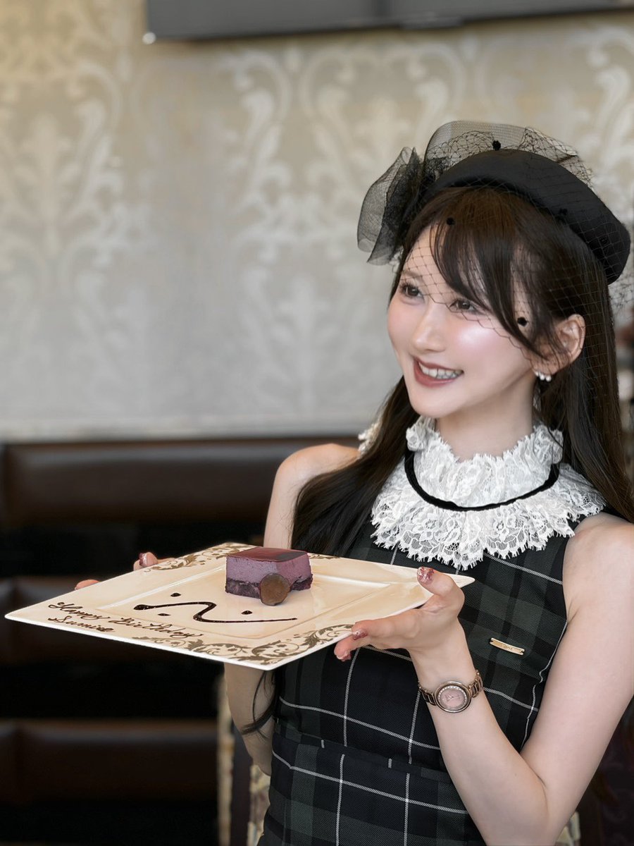 老化は死ぬほど嫌だけど、歳を取ることまで嫌いになりたくない。若い頃の方が可愛かった〜には絶対なりたくないし、歳をとるほどにまた更新したい。美容医療にもスキンケアにもまだまだ課金する✌️でも「若く見えること」だけが美容のゴールではないんだよな〜。31歳、結構可愛かった。32歳はもっと可愛くする🙂↕️♡