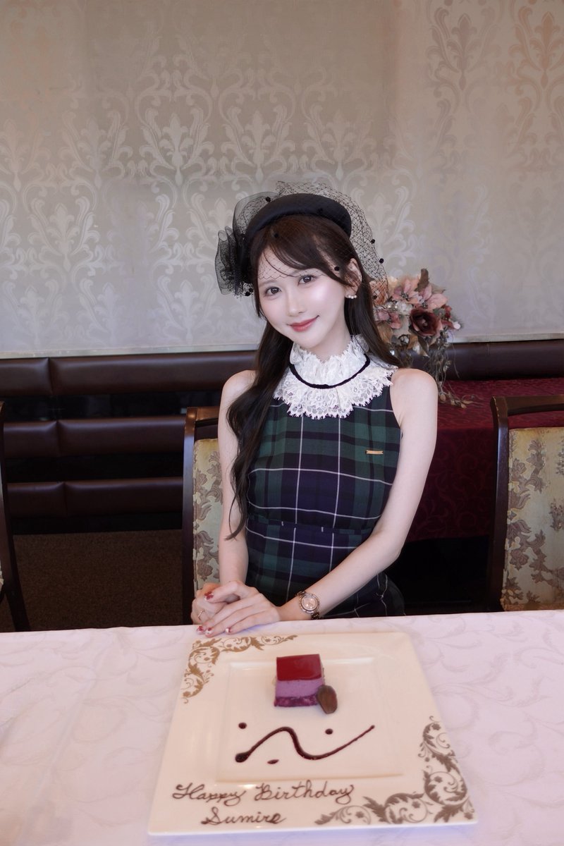 老化は死ぬほど嫌だけど、歳を取ることまで嫌いになりたくない。若い頃の方が可愛かった〜には絶対なりたくないし、歳をとるほどにまた更新したい。美容医療にもスキンケアにもまだまだ課金する✌️でも「若く見えること」だけが美容のゴールではないんだよな〜。31歳、結構可愛かった。32歳はもっと可愛くする🙂↕️♡