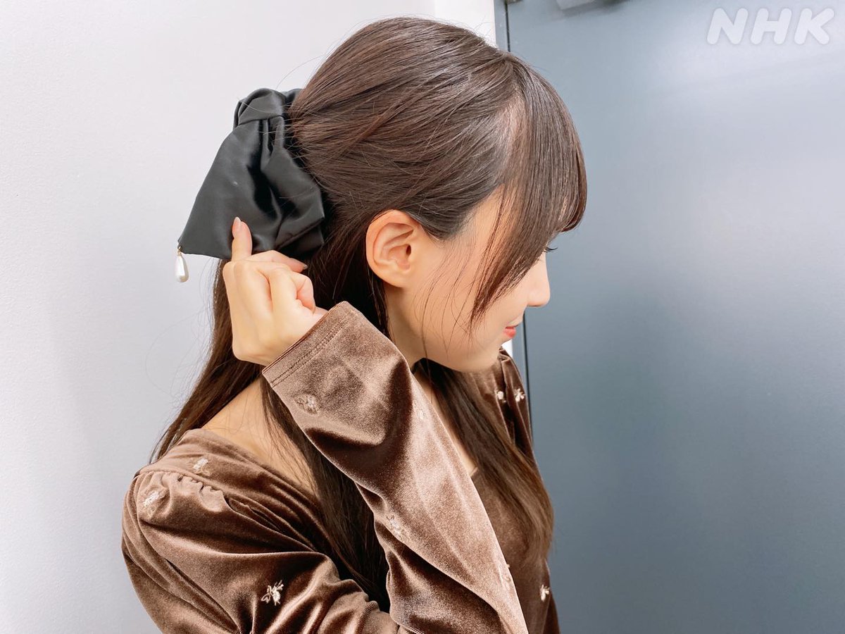 nhk_radirer's tweet photo. ⋱ 🧡 #賀喜遥香 ちゃん💚⋰
👗#らじらーファッションチェック 👗

さくたん「すごい遥香さんって黒が多いんですけど、今日茶色着てて！！」
賀喜「ちょっと秋にしてみました！このチョーカーも #田村真佑 ちゃんから「付けな！」って」

🌸同時配信🌸
https://t.co/x5sTKBxIQH
#nhkらじらー #乃木坂46 https://t.co/gJYjjTZDI0