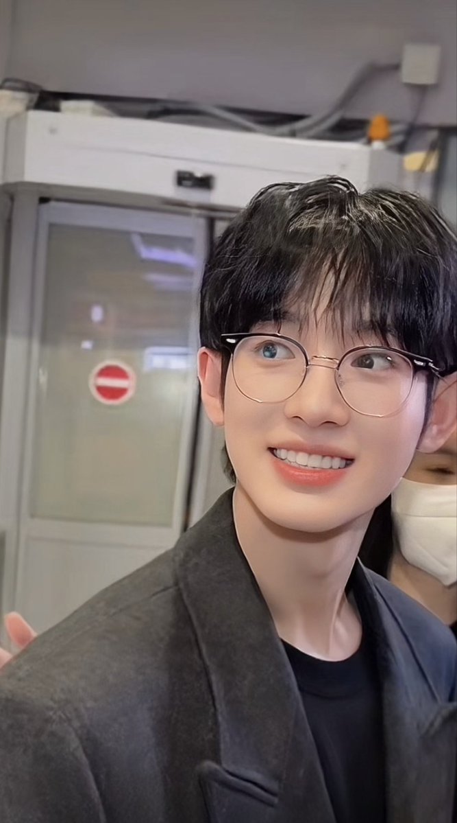 XX00419's tweet photo. Your elegance is simply unforgettable.

PARK SIWOO AT VALENTINO PFWSS27
#PARKSIWOOxVALENTINO
#PARKSIWOO https://t.co/VsSIQPVnuu