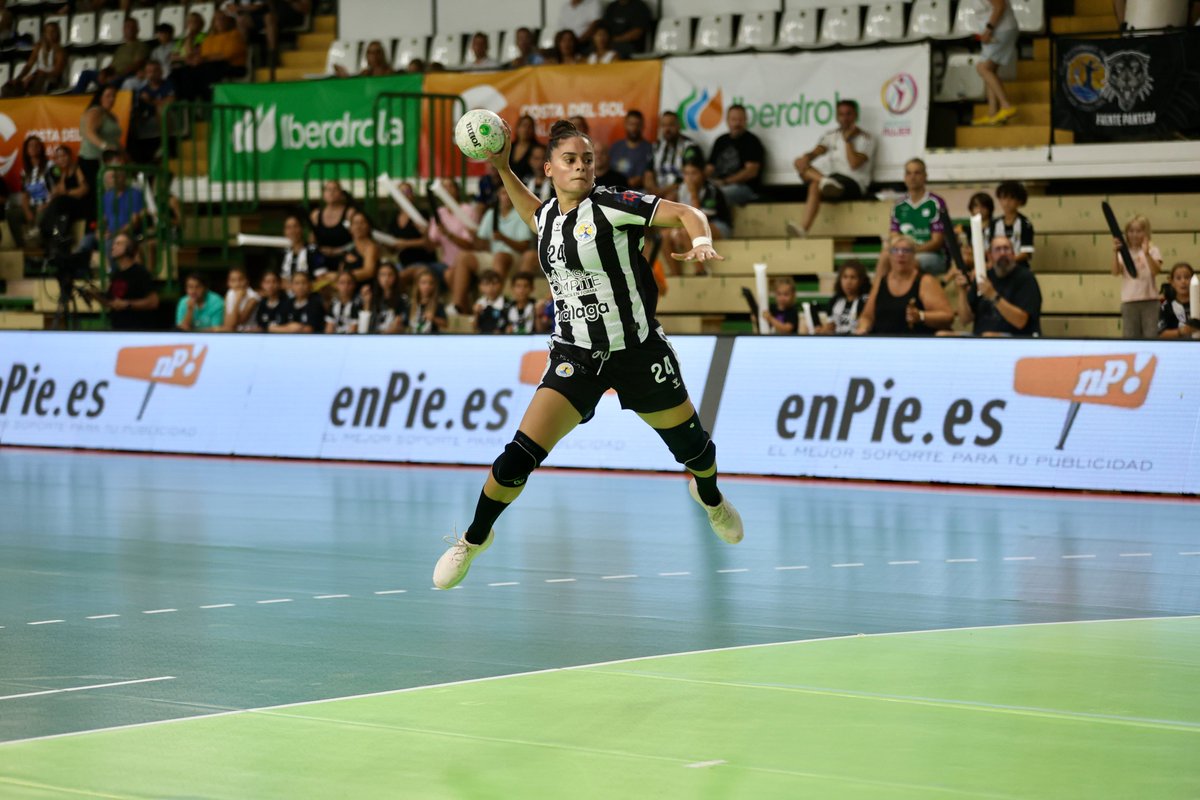 IberdrolaDHF's tweet photo. 🌟¡Aquí va la galería del #PartidoEstrella entre Costa del Sol Málaga y Rocasa Gran Canaria! 📸
🆚 @BMMalagaCosta 3️⃣0️⃣-2️⃣7️⃣ @BMRemudas
📸 @BMMalagaCosta
#️⃣ #Balonmano #SheLovesHandball https://t.co/RQTHK6yDuk