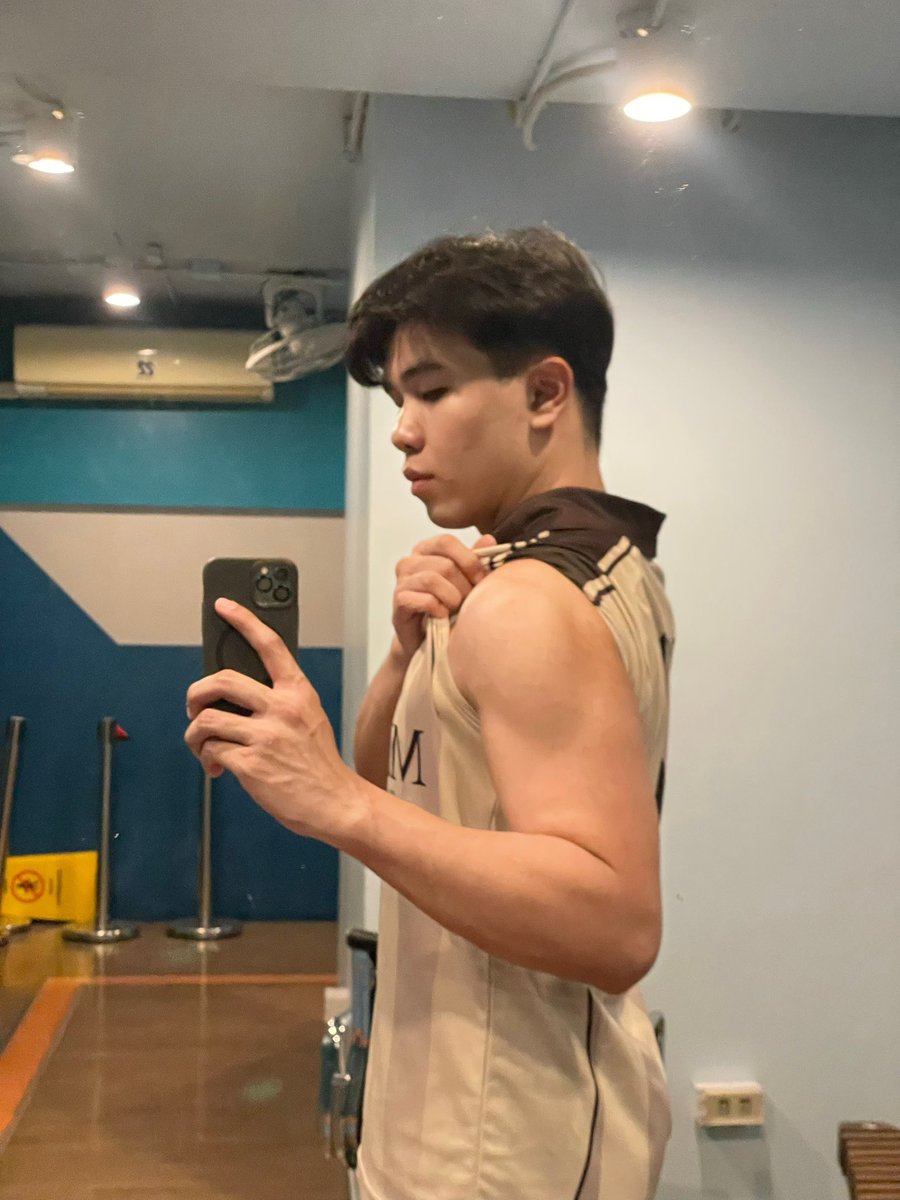 patipatttttt's tweet photo. มาซบไหล่ได้ครับพี่ 🥺 https://t.co/SUMuLLzMJJ
