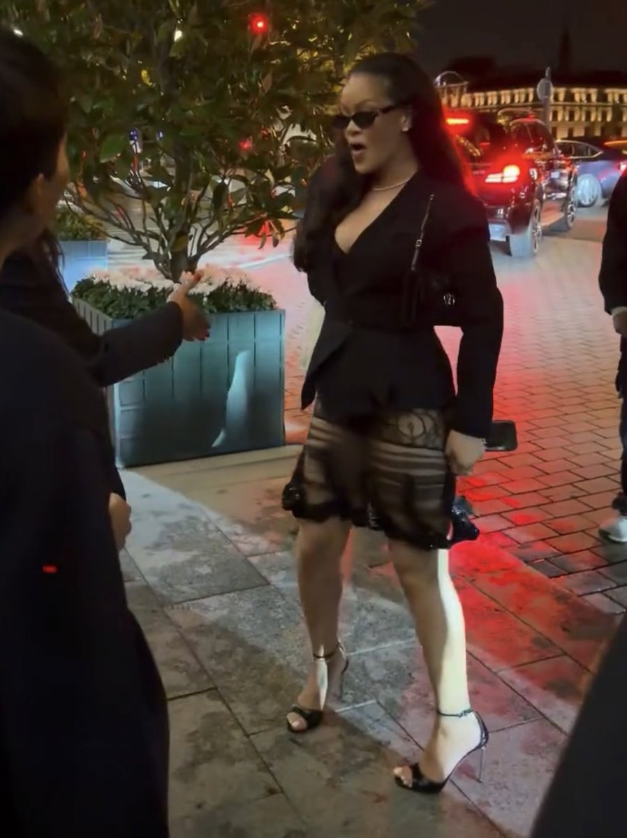 gabgonebad's tweet photo. Rihanna in Paris last night. https://t.co/cCtsk5YVCp