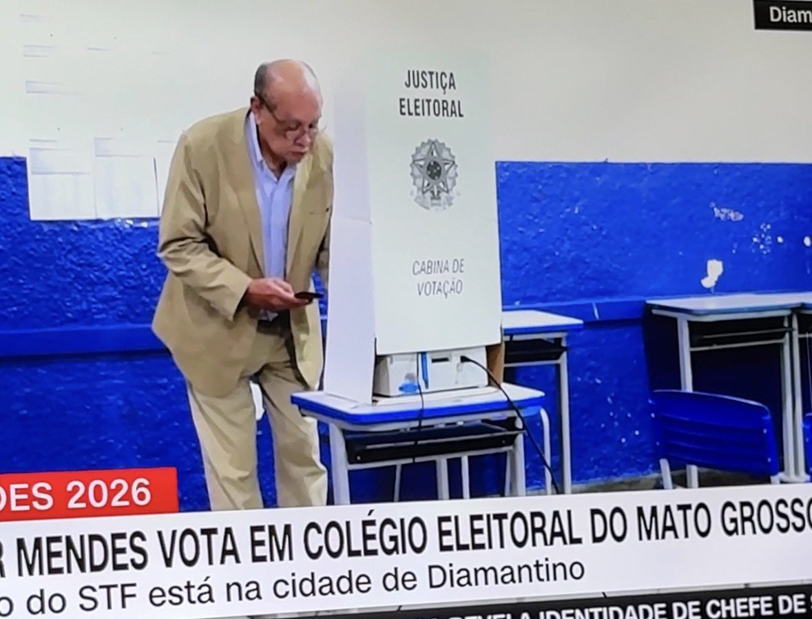 andfalou's tweet photo. EXEMPLO: 

O decano da nossa Suprema Corte Gilmar Mendes vota usando seu celular na cabine de votação, o qual é proibido para todo cidadão… mas eles são intocáveis e podem tudo né? https://t.co/gJsSAFgzD6