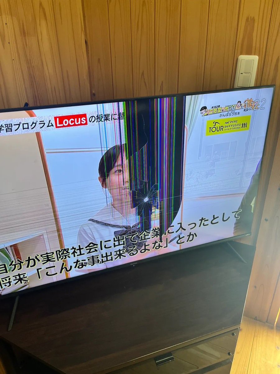 N3umu's tweet photo. 酔っ払って帰ってきた旦那が、娘の夜泣きでイライラ限界でコップ投げてこれ…絶望… https://t.co/Y8hyfjVs2J