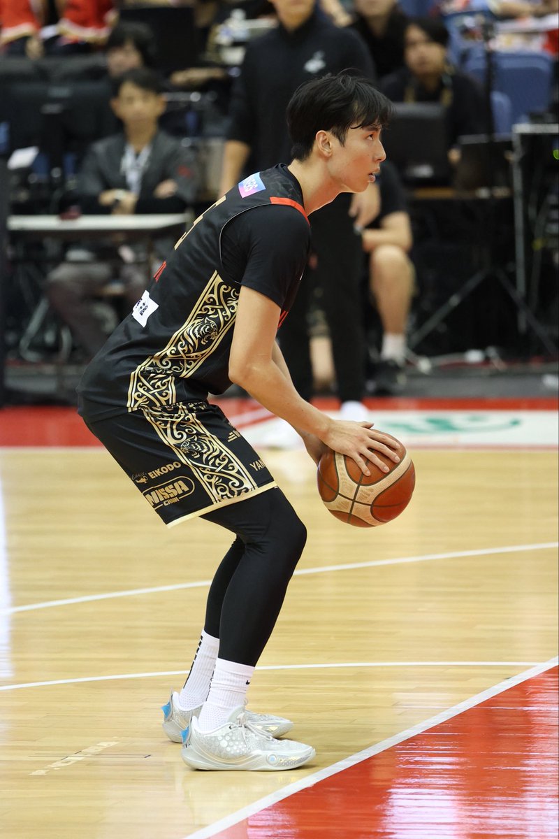kiichichian's tweet photo. #大阪エヴェッサ #ソンギョチャン 選手の本日のバッシュは
Li-Ning Wade 808 6 ULTRA
「Silver Flash / Silver Stingray」
キラキラしてキレイ🤩
#송교창 https://t.co/JRa3x03jZH