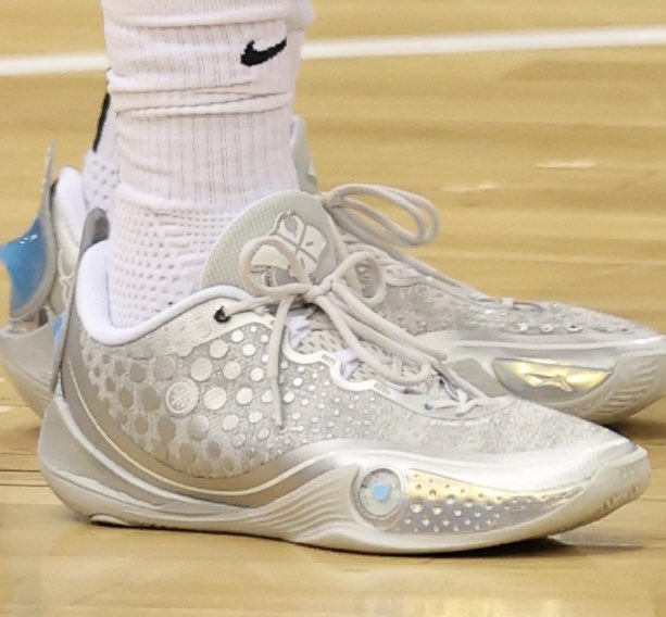kiichichian's tweet photo. #大阪エヴェッサ #ソンギョチャン 選手の本日のバッシュは
Li-Ning Wade 808 6 ULTRA
「Silver Flash / Silver Stingray」
キラキラしてキレイ🤩
#송교창 https://t.co/JRa3x03jZH