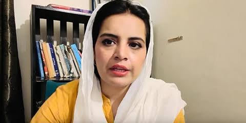 EPropoganda1's tweet photo. یہ ثمینہ ہیں 5 لاکھ یوٹیوب پر فالورز ہیں یہ بھی 4 سال پرانی وائرل وڈیو پر quote پوسٹ لگا کر کہتی ہیں کہ سہیل آفریدی کا لانگ مارچ کیلئے اعتماد بلاوجہ نہیں!
جبکہ ان کو یہ نہیں پتہ کہ وڈیو چار سال پرانی 2022 کی ہے پراپیگنڈا پھیلانے اور جھوٹ بولنے سے بڑا پاکستان میں کوئی کاروبار نہیں https://t.co/WUTE40Tmgj