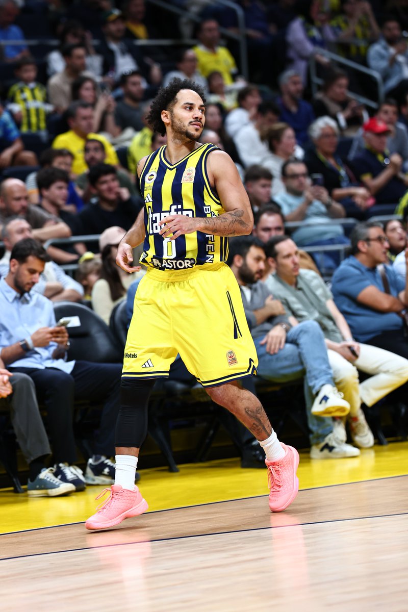 FBBasketbol's tweet photo. Shane Larkin'in Çubuklu formamızla ilk sayısı geliyor! 
30-23 https://t.co/OsUGoGZdUv