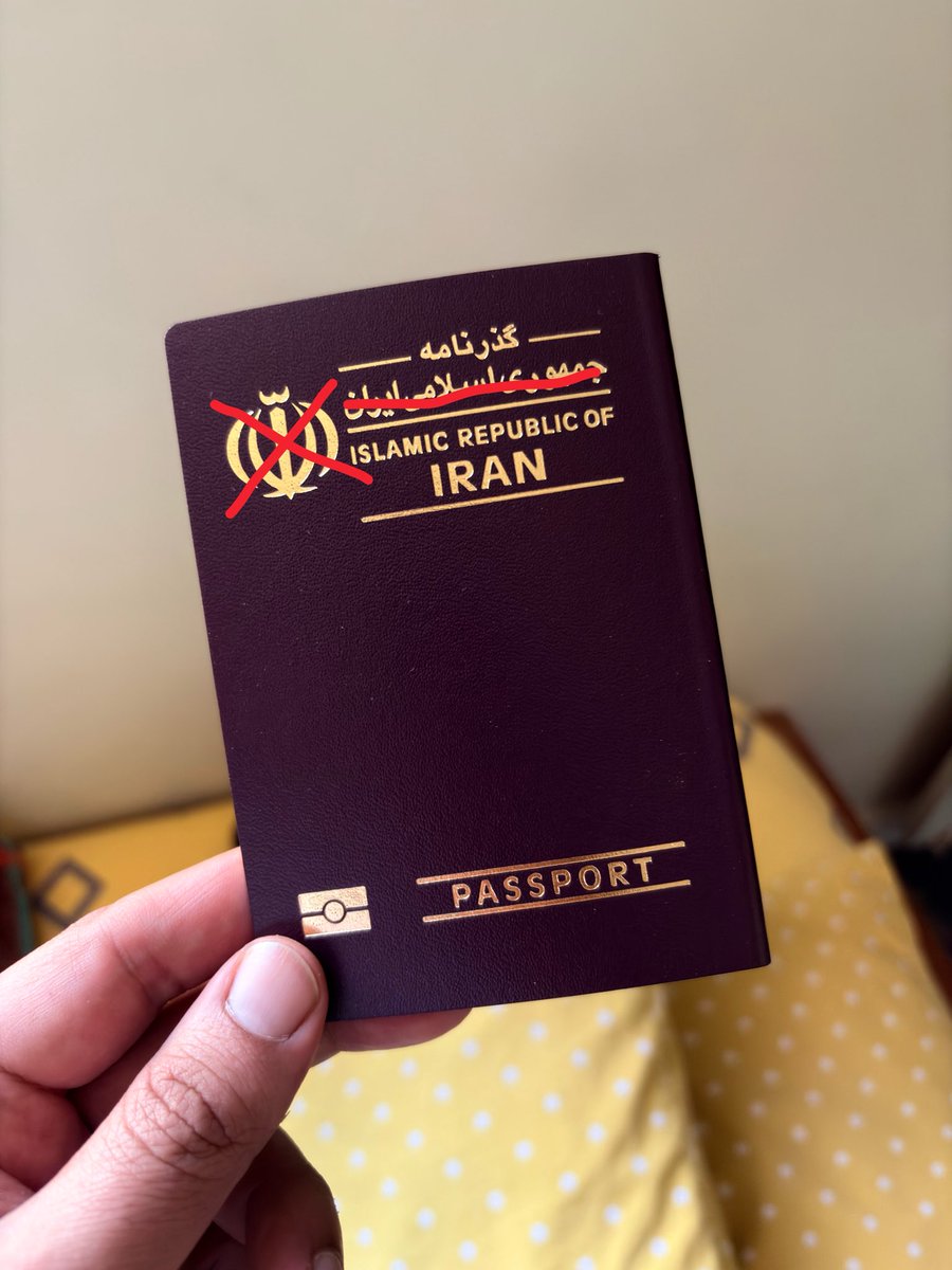 _glitterman_'s tweet photo. نمیدونم چندمین زندگیمه ولی قطعا اولین پاسپورتمه ☹️😏 https://t.co/w7AIjTgEwq