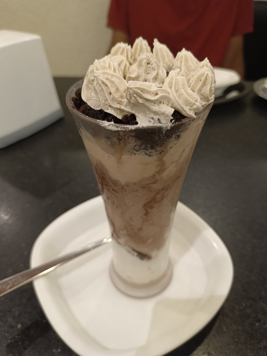 Karthi_Wanders's tweet photo. Pabba's Tiramisu Icecream.!
நல்லா தான் இருக்கு. ஆனா ஒரு ஆளா இதை முழுசும் சாப்ட முடியல.! இதுநாள் வரை icecream கடைக்கு மட்டும் தான் தனியா போகாம இருந்தேன், இன்னைக்கு அதுவும் முடிஞ்சது. Perfect token system by this brother.👌🏽🫡
#பயணப்படுவோம் ! ❤️ #Mangalore #Mangaluru #Travel #Trip https://t.co/gGcZks3tLU