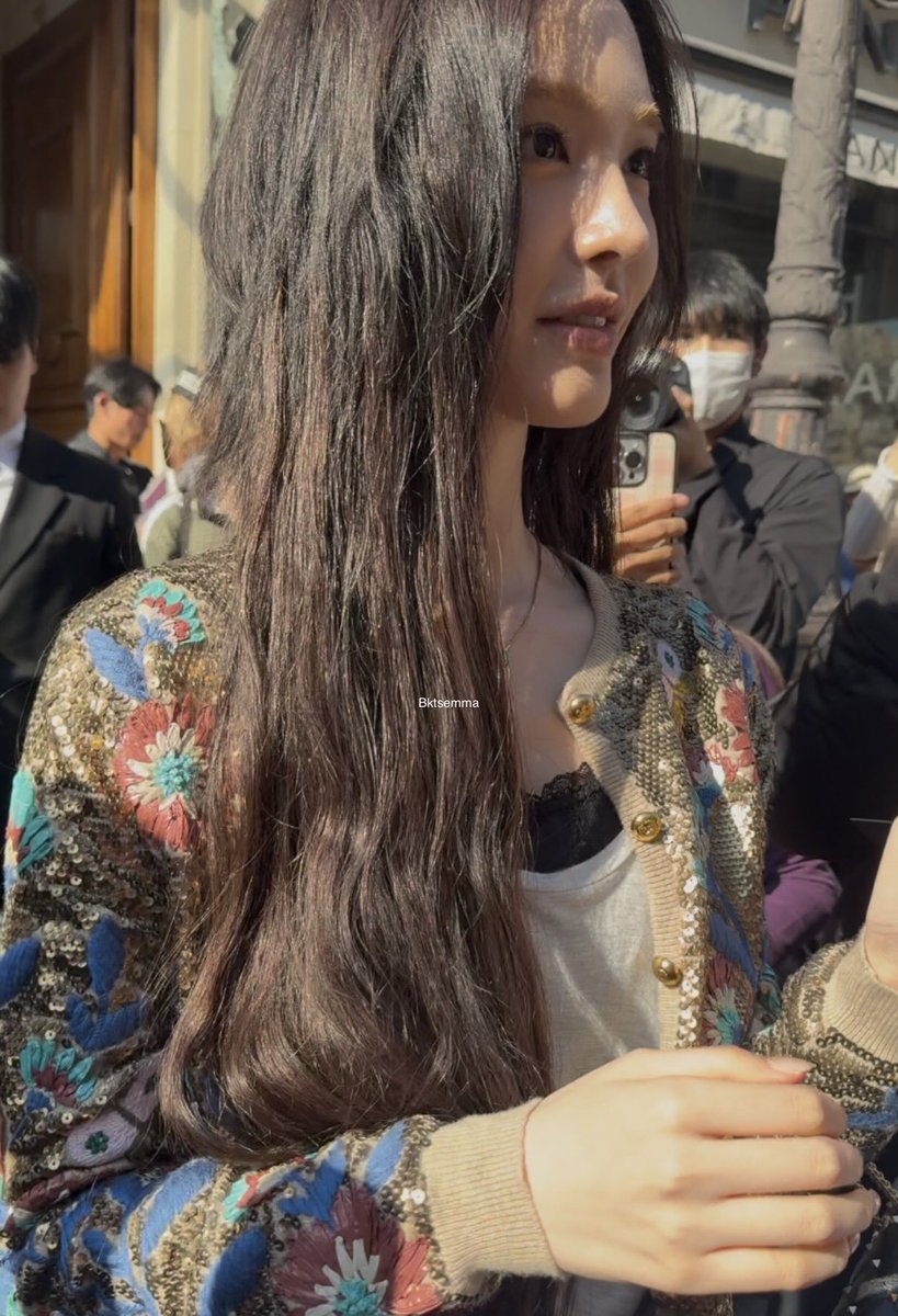 bktsemma's tweet photo. LIZ to PARIS FASHION WEEK
#LIZtoPFW #LIZ
#ValentinoSS27
#PFW
@MaisonValentino @IVEstarship https://t.co/NpDJllUKOA