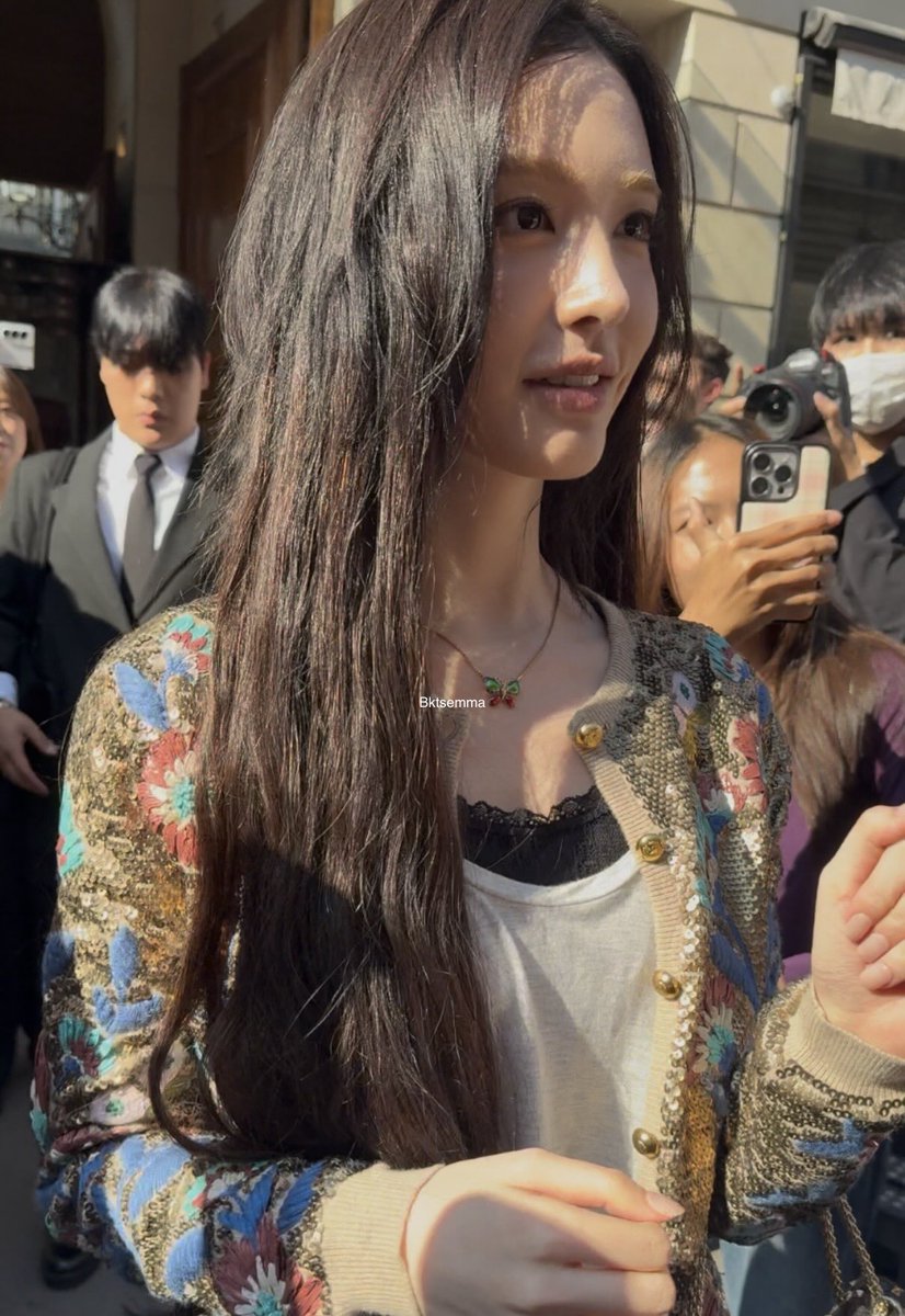 bktsemma's tweet photo. LIZ to PARIS FASHION WEEK
#LIZtoPFW #LIZ
#ValentinoSS27
#PFW
@MaisonValentino @IVEstarship https://t.co/NpDJllUKOA