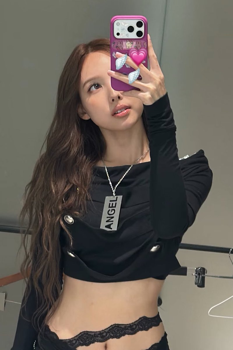 godmitzu's tweet photo. NAYEON'S FIT FOR EDC KOREA OMG https://t.co/BIVLjOtR4e