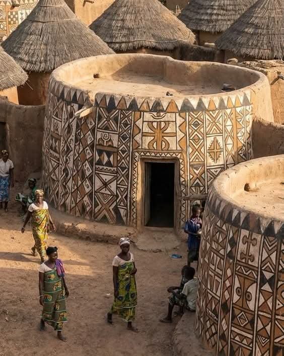 historical_Afr's tweet photo. Traditional African architecture in Burkina Faso 🇧🇫 ❤️ https://t.co/B1X3C47yjx