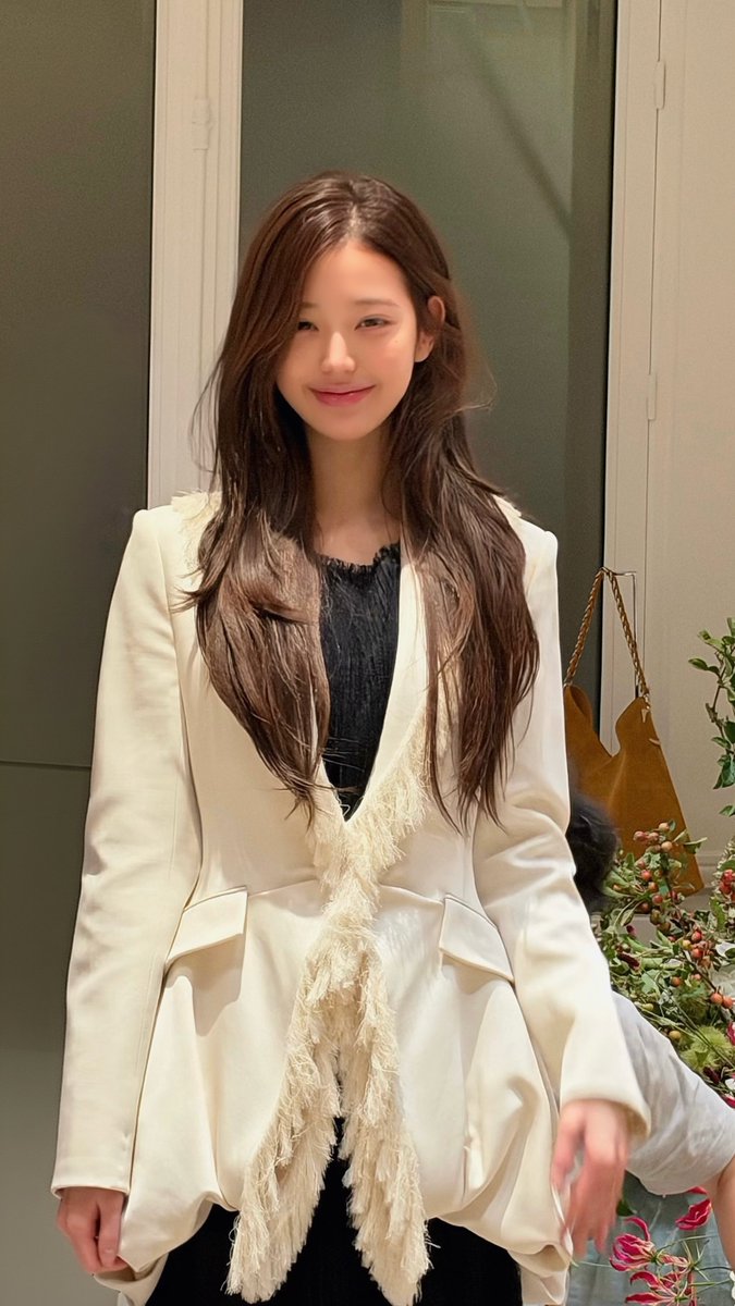 wonyoungdollz's tweet photo. CUTIE WONYOUNG 🥹 https://t.co/v0SNqiahS2