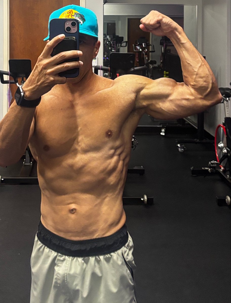 ACEisdeplace's tweet photo. Squeeze a little harder and even MORE veins!!! https://t.co/8IBZsYwDk0