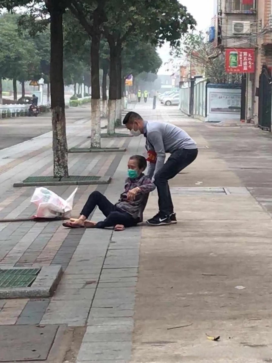Ztazdy's tweet photo. Un anciano se cayó en la calle, un desconocido se acercó enseguida para ayudarlo a levantarse, ambos sonrieron y seguimos nuestro camino. https://t.co/7rWWJJ2ufk